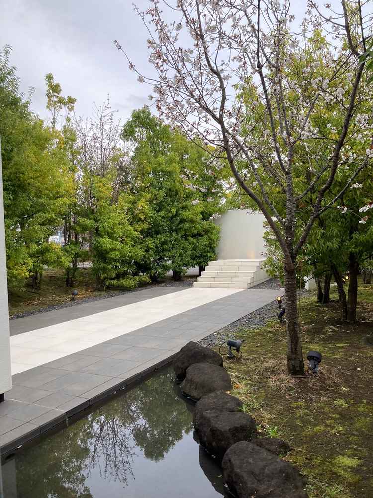 チャペルへ続くところには、ブーケトスに使えるところがありました。