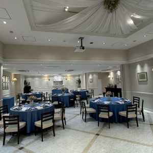 披露宴会場になります。白を基調としている為、とても明るい印象でした。