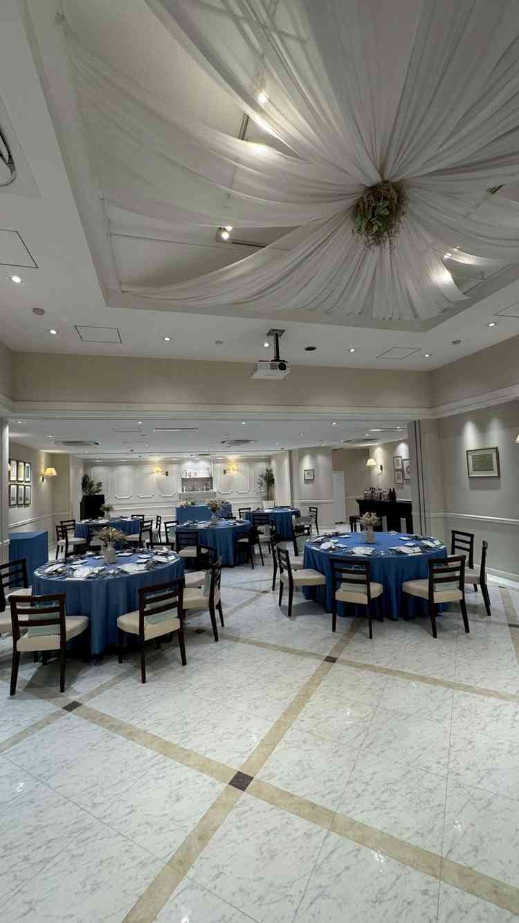 披露宴会場になります。白を基調としている為、とても明るい印象でした。