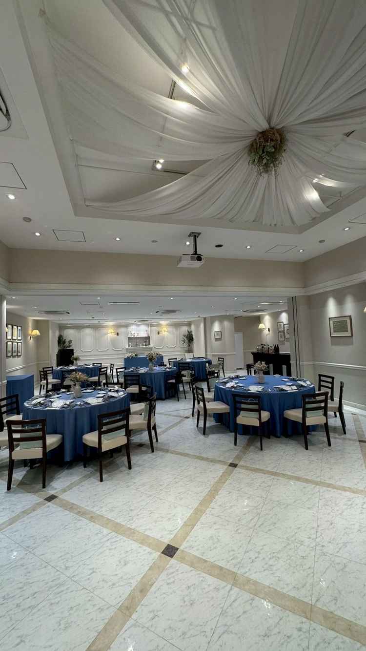 披露宴会場になります。白を基調としている為、とても明るい印象でした。