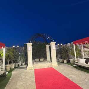 チャペルを出て、フラワーシャワーの後このスペースへ。視界にビルや電線などなく、開放感のある空間です。