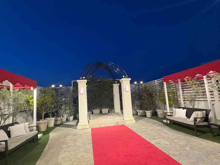 チャペルを出て、フラワーシャワーの後このスペースへ。視界にビルや電線などなく、開放感のある空間です。