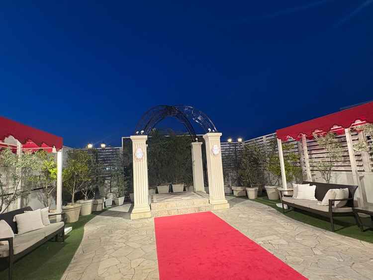 チャペルを出て、フラワーシャワーの後このスペースへ。視界にビルや電線などなく、開放感のある空間です。