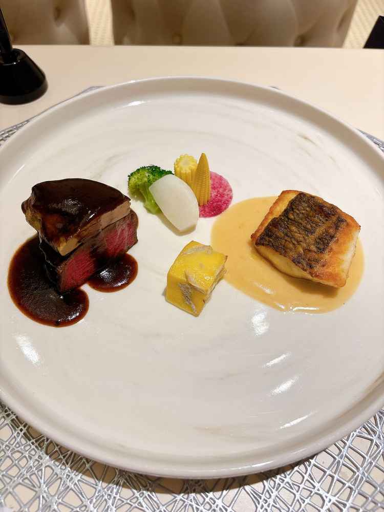 試食のお料理、どれも美味しかったですが特にフォアグラののったお肉が絶品でした！