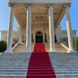 チャペルの外にある、レッドカーペットの大階段が圧巻でこの式場もいいなと思ったポイントです。