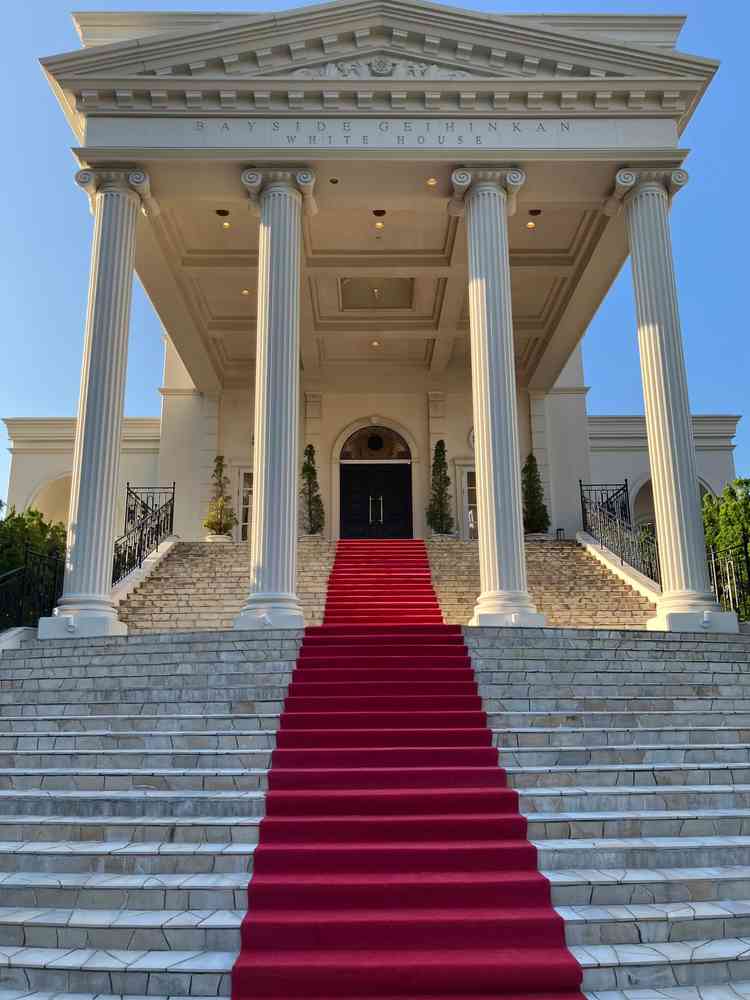 チャペルの外にある、レッドカーペットの大階段が圧巻でこの式場もいいなと思ったポイントです。