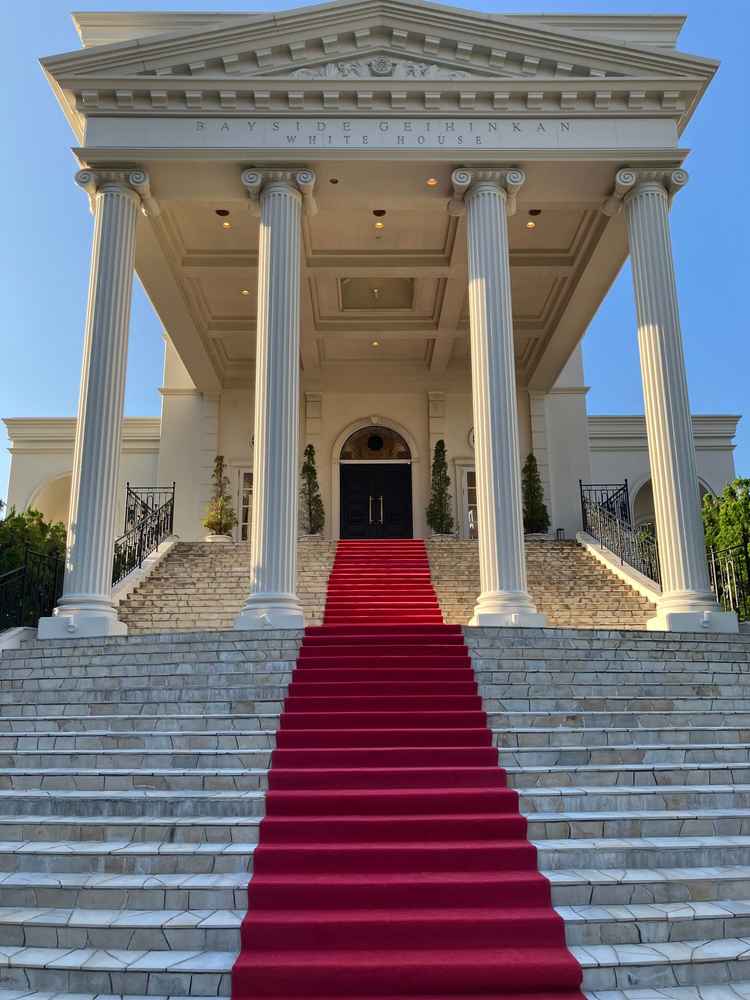 チャペルの外にある、レッドカーペットの大階段が圧巻でこの式場もいいなと思ったポイントです。