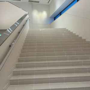 雨天時でも式後のイベントが安心してできる屋内階段もあります