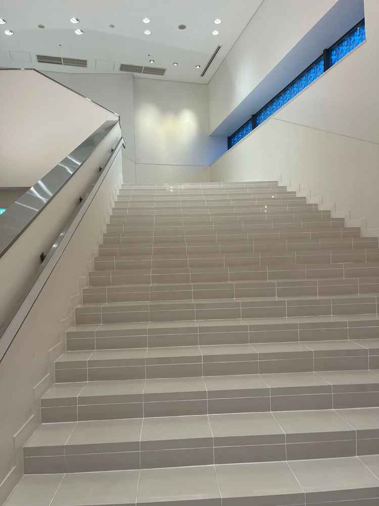 雨天時でも式後のイベントが安心してできる屋内階段もあります