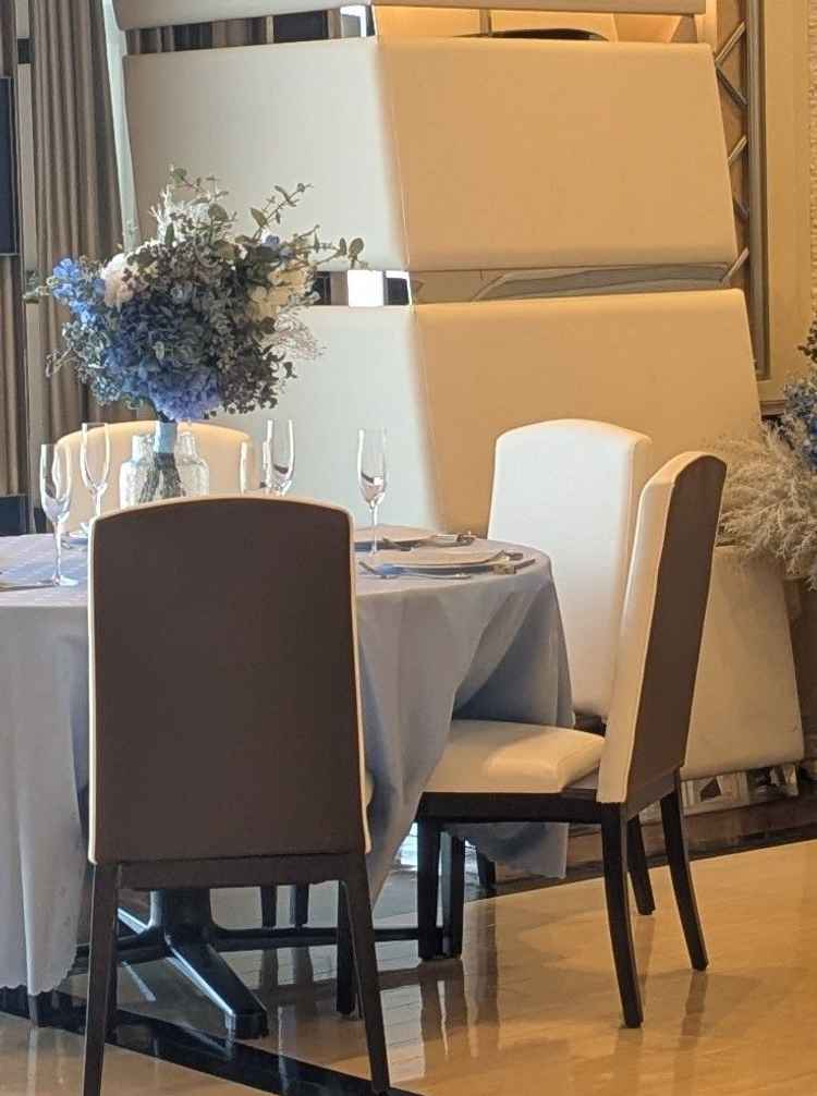 テーブルクロスの色がたくさん選べるみたいです。