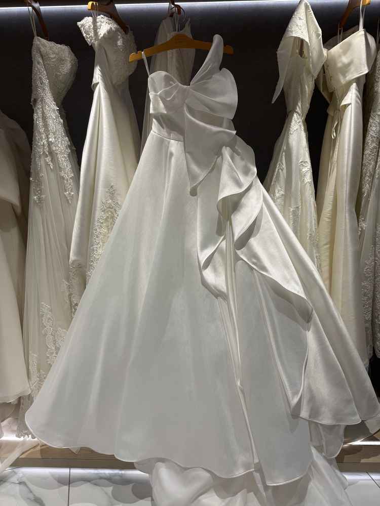 ドレスも見せていただき、写真で見るより本物を見るとシンプルなものが目を惹きました。これ可愛いです。