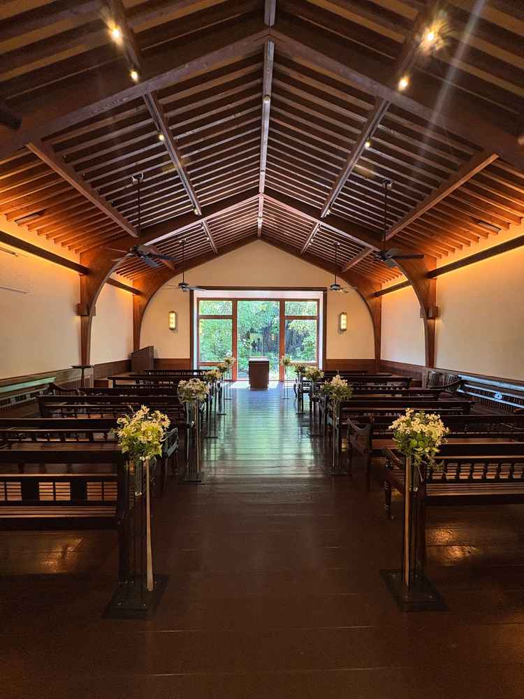 木の香りがするチャペル。天井高はないが、広く開放感があった。