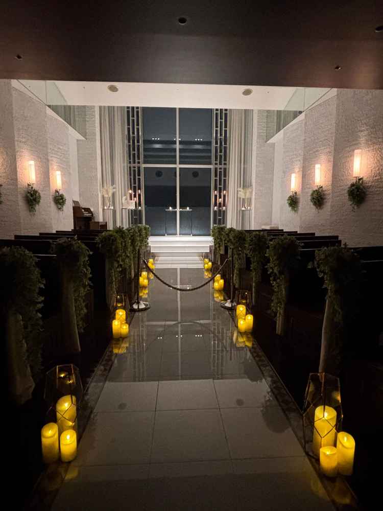 チャペルは広すぎないので、40人規模でも寂しくなさそう。日中は爽やかに、夜は雰囲気のある印象。