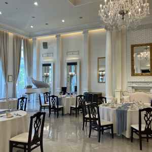 ガーデンと一続きになったパーティ会場は、天井まで届く大きな窓から光が入ってきて明るい雰囲気でした。