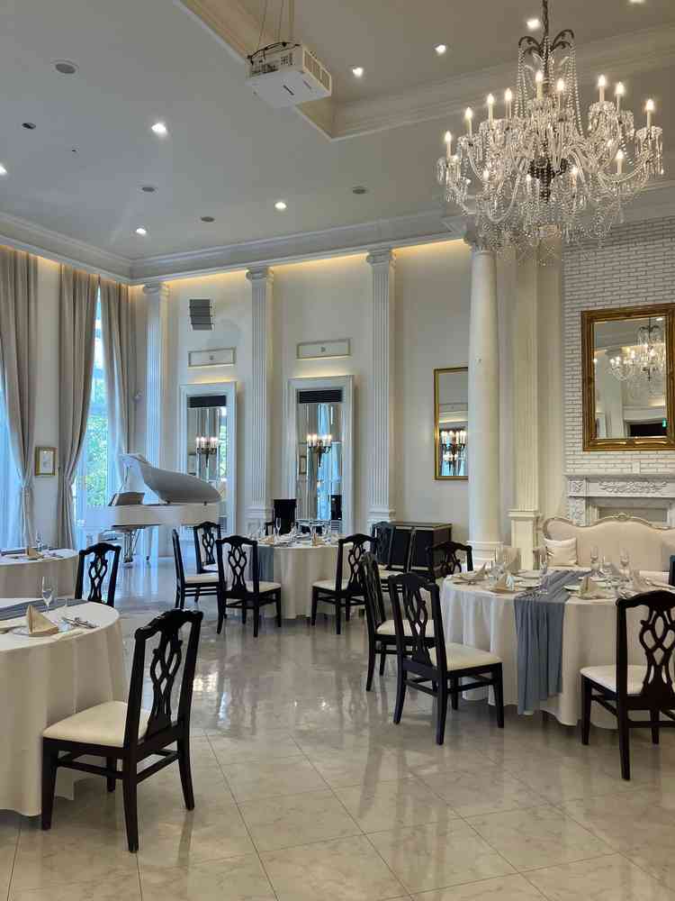 ガーデンと一続きになったパーティ会場は、天井まで届く大きな窓から光が入ってきて明るい雰囲気でした。