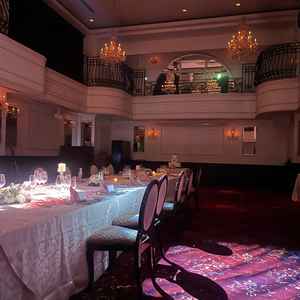 スクリーンは後方に1つ