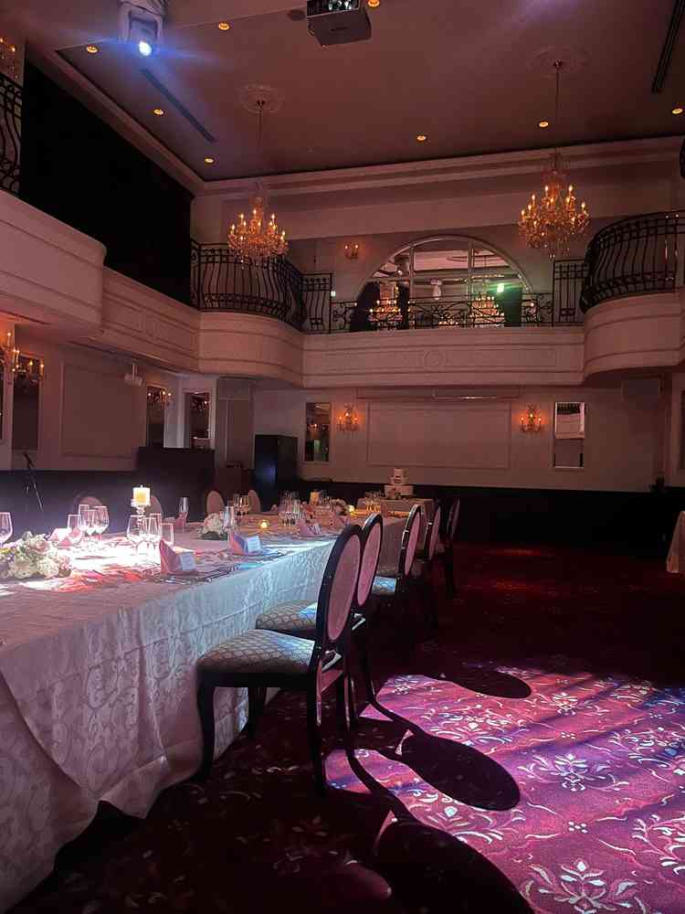 スクリーンは後方に1つ