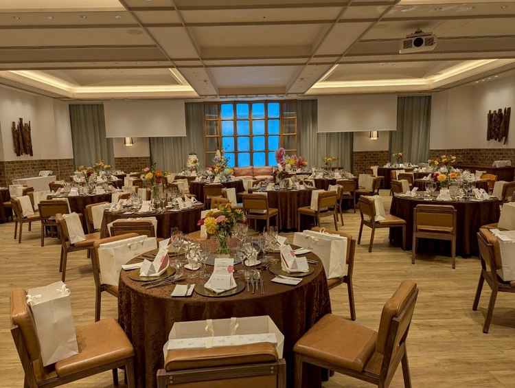 モダンクリスタル　木目調でおしゃれ