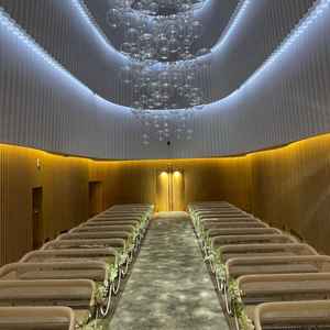 泡が暖房により揺れていて、その影がバージンロードにうつり、海の中にいるみたいだった。