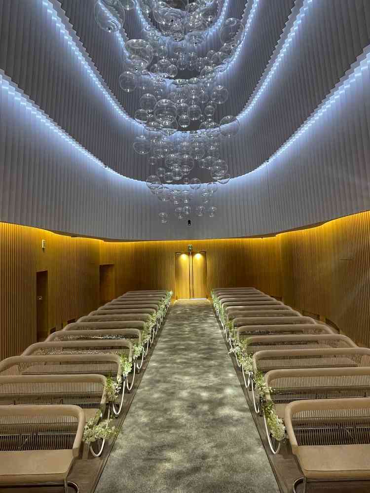 泡が暖房により揺れていて、その影がバージンロードにうつり、海の中にいるみたいだった。