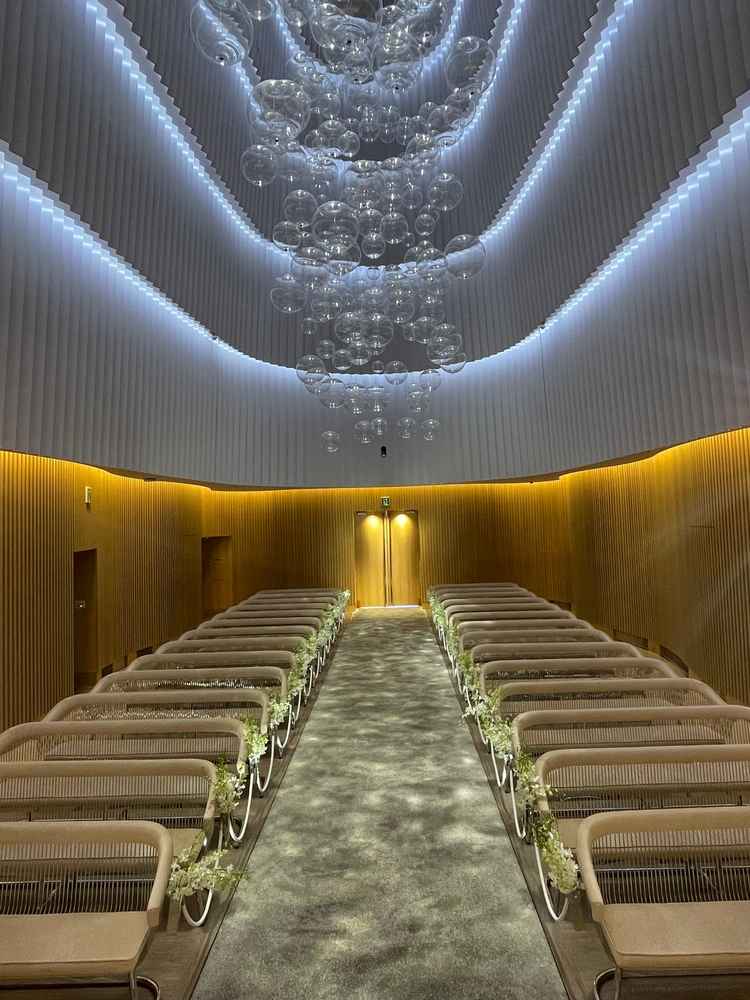 泡が暖房により揺れていて、その影がバージンロードにうつり、海の中にいるみたいだった。