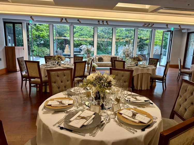 披露宴会場からはガーデンが綺麗に見渡せ、自然光の入り具合もすごく綺麗でした。