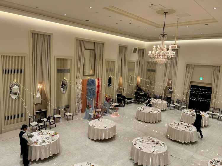 バンケット。40人から130人入れる。白基調なので、自分たちの好きな雰囲気をつくれる。