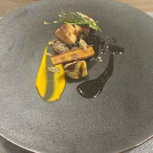 季節の食材を使ったコース料理の試食。牛肉はやわらかく、フォアグラとの相性も抜群だった。