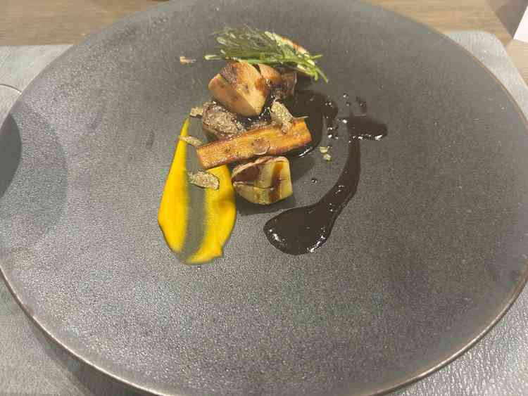 季節の食材を使ったコース料理の試食。牛肉はやわらかく、フォアグラとの相性も抜群だった。