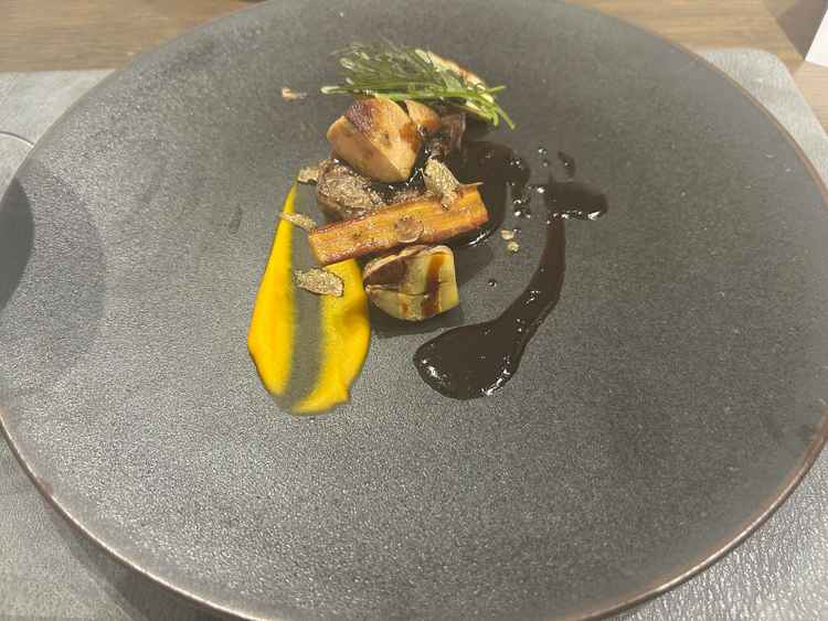 季節の食材を使ったコース料理の試食。牛肉はやわらかく、フォアグラとの相性も抜群だった。