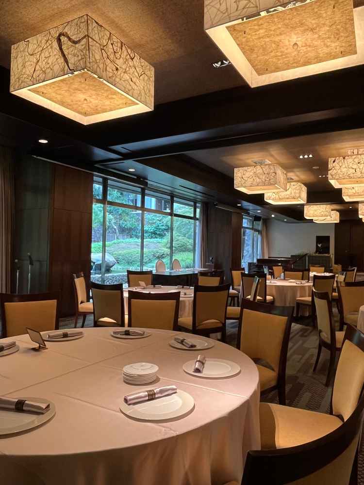 披露宴会場・マグノリア。ガラスから緑の庭園が見え、例え雨でも空が見えない為あまり気にしなくてもいい。