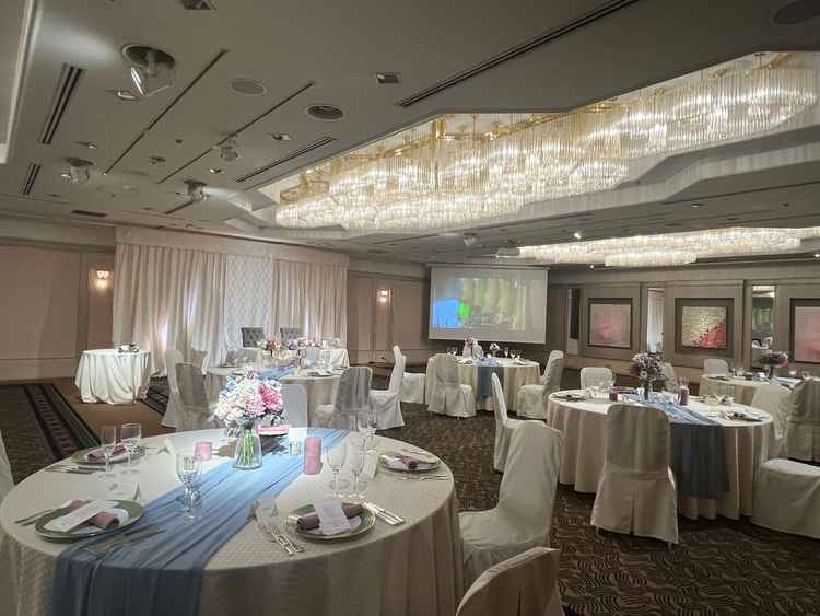 披露宴会場は広々としていて、希望の人数を招待するには十分な広さでした。