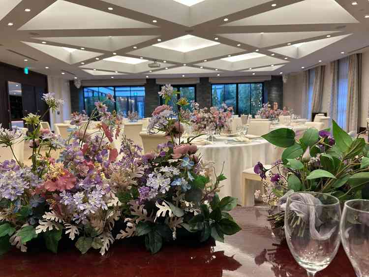 披露宴会場も花がたくさんあり可愛い雰囲気であった。ガーデン併設で開放感もある。