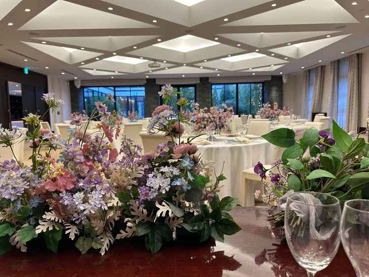 披露宴会場も花がたくさんあり可愛い雰囲気であった。ガーデン併設で開放感もある。