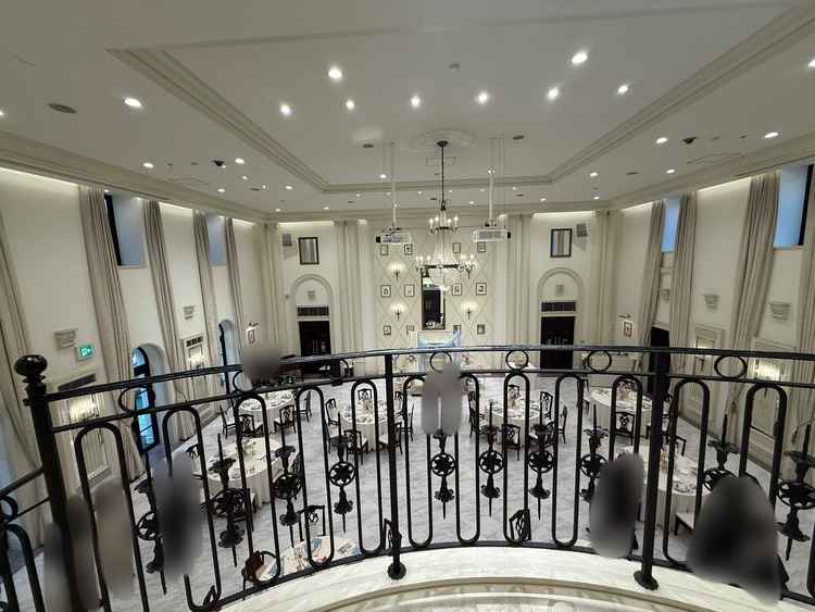 披露宴会場には階段があり、ゲストの上から新郎新婦が登場することもできる。