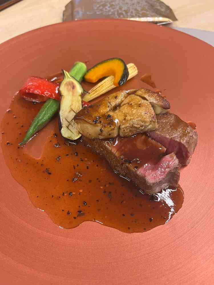 メイン料理の鹿児島県産のざき牛！とても柔らかくて美味しいです！シェフもとても明るく気さくな方です！