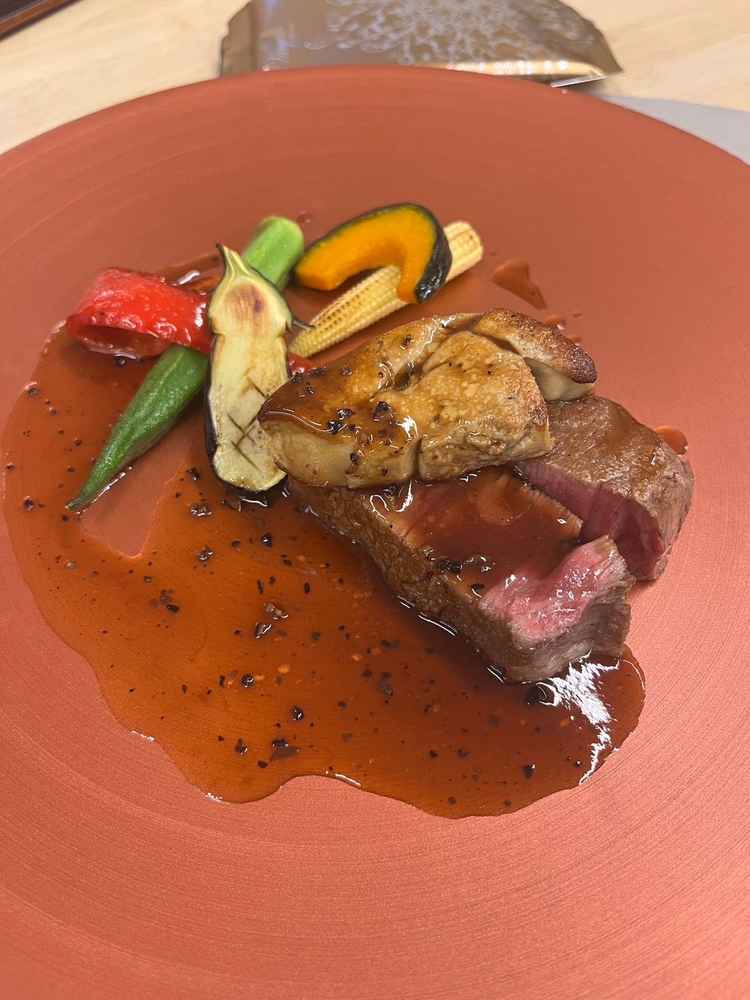 メイン料理の鹿児島県産のざき牛！とても柔らかくて美味しいです！シェフもとても明るく気さくな方です！