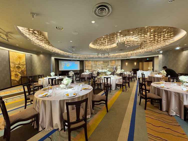 会場自体が丸くて見渡しもよい。また、装飾をしなくても壁紙が和と洋の要素があり落ち着いた雰囲気であった