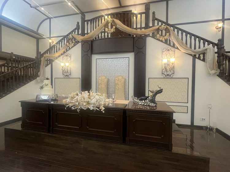 披露宴会場。2階から入場して、降りてくるタイプ。メインテーブルがとても重厚感あって素敵でした。