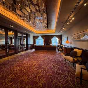 ラグジュアリーな受付。窓からの眺望も高層階ならでは。