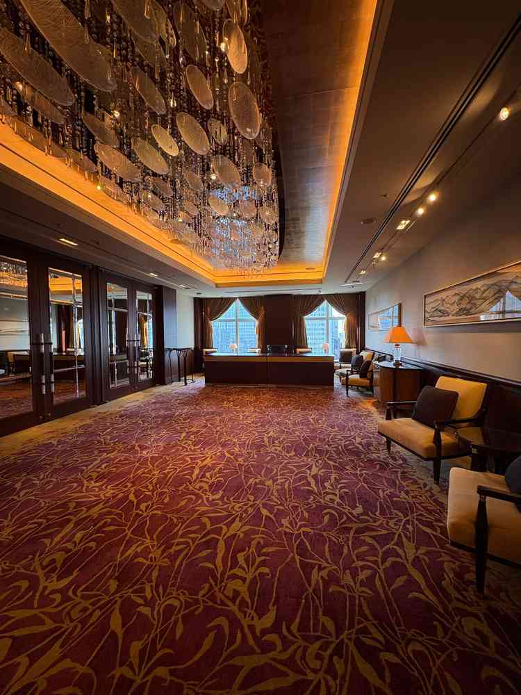 ラグジュアリーな受付。窓からの眺望も高層階ならでは。