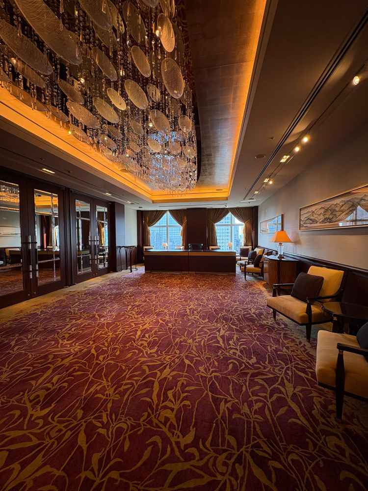 ラグジュアリーな受付。窓からの眺望も高層階ならでは。