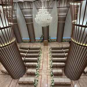 チャペルを階段上から撮った写真