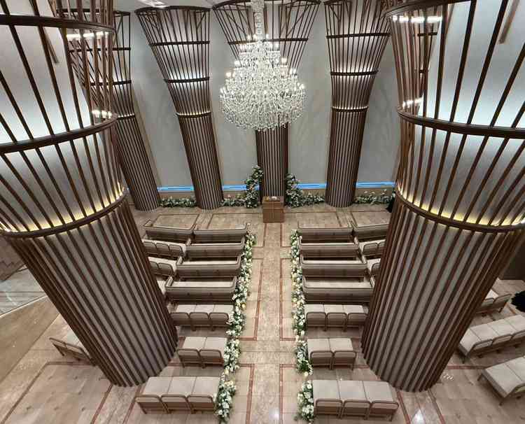 チャペルを階段上から撮った写真