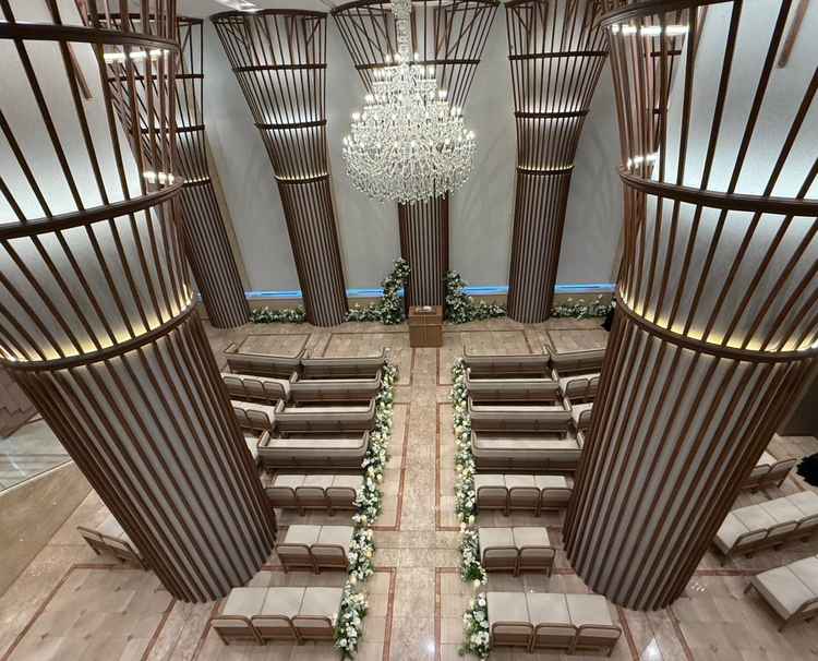 チャペルを階段上から撮った写真