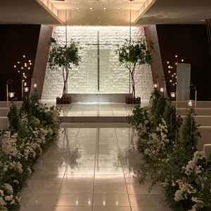 式場の写真。洗練された空間で、ドレスがとても合いそうな印象。