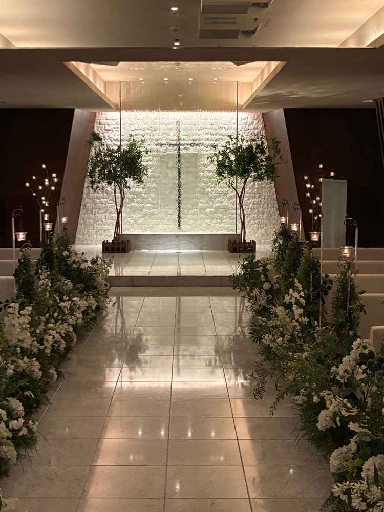 式場の写真。洗練された空間で、ドレスがとても合いそうな印象。