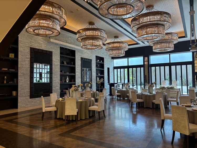 高級ホテルのような豪華な披露宴会場。また120名入る広々とした空間