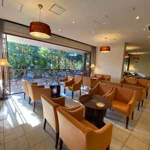 ゲスト待合スペース。こちらで会食やガーデン挙式も可能だそうです。