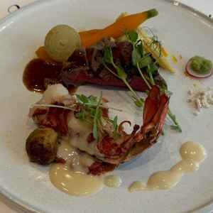 試食したメイン料理。海鮮、肉ともに非常においしかった、大満足。